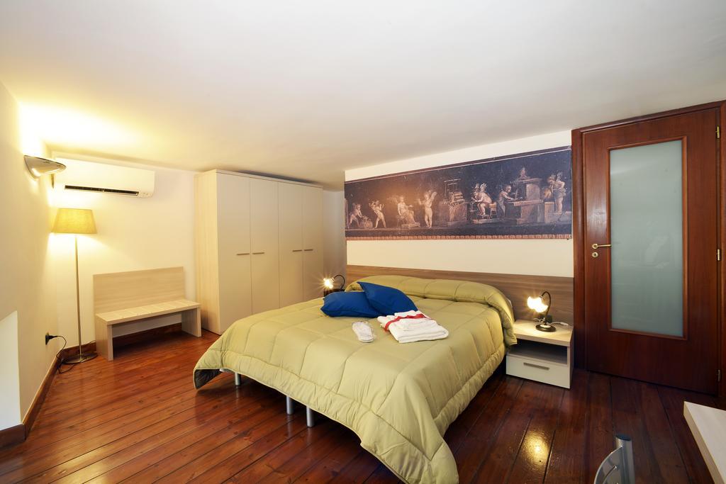 Italia Apartment Napoli Bagian luar foto