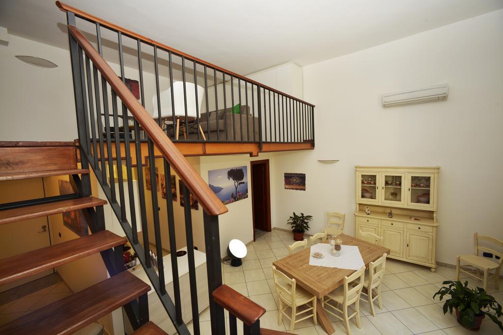 Italia Apartment Napoli Bagian luar foto